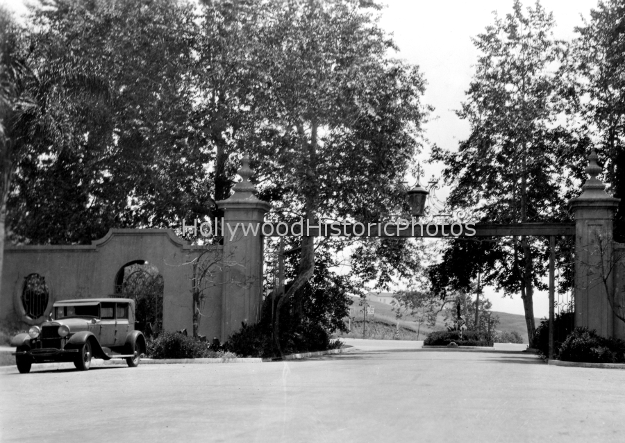 Bel Air 1931 Beverly Glen Gate.jpg